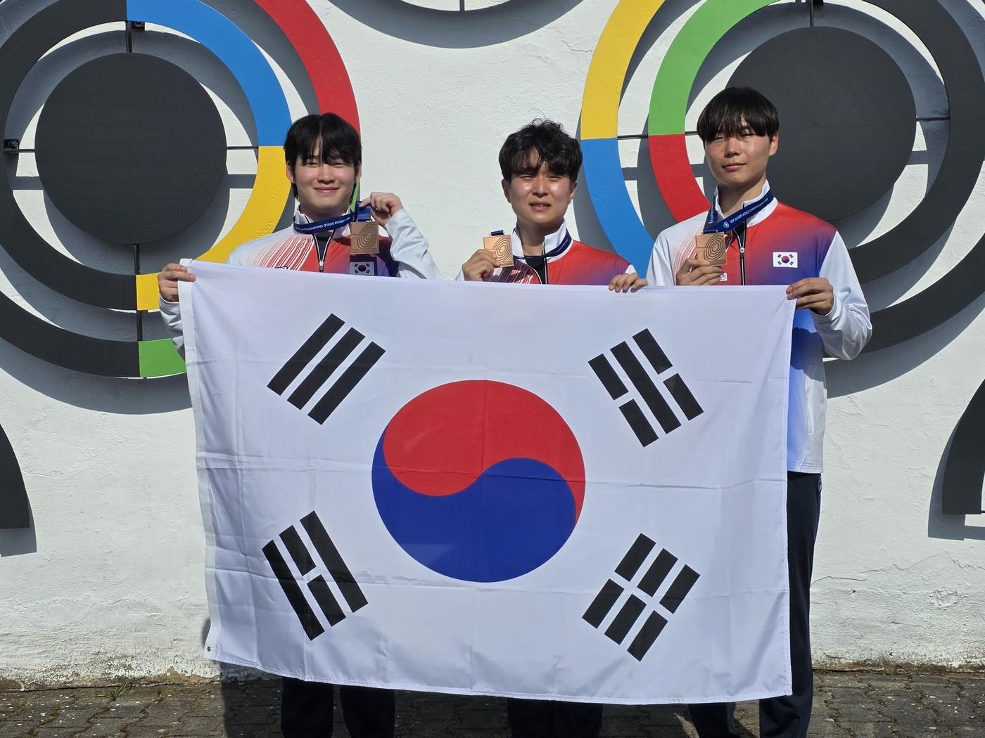 본문 이미지 - 2026 ISSF 주니어세계선수권대회 10m 권총 남자 단체전에서 동메달을 획득한 한국 대표팀 김동빈(왼쪽부터), 강병무, 이현준 .(대한사격연맹 제공)