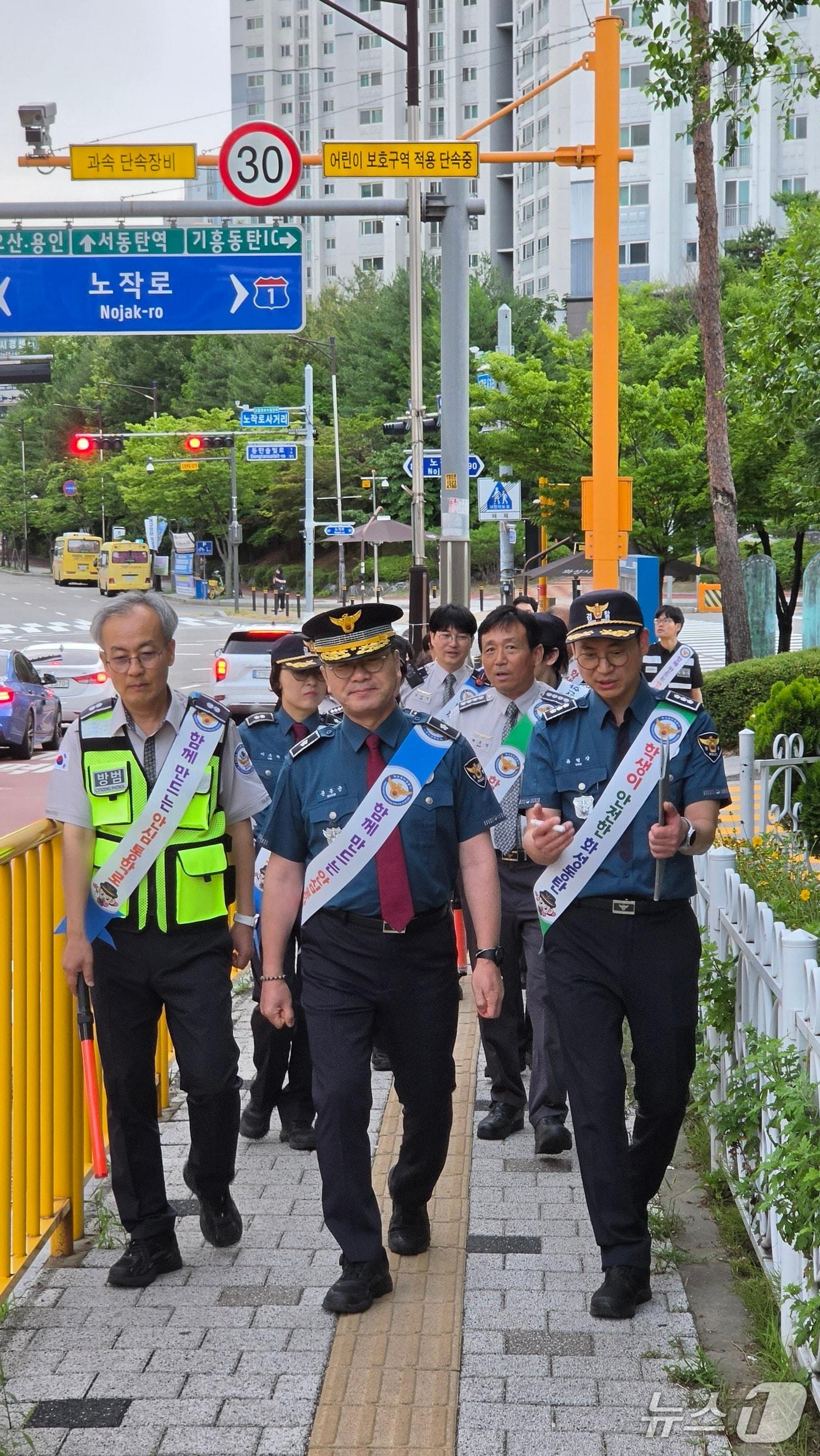본문 이미지 - 경기 화성동탄경찰서가 23일 동탄2동 노작마을 일대에서 지자체, 자율방범대가 참여하는 '민·관·경 릴레이 합동순찰'을 실시하고 있다. (화성동탄경찰서 제공. 재판매 및 DB 금지) 2026.6.23/뉴스1