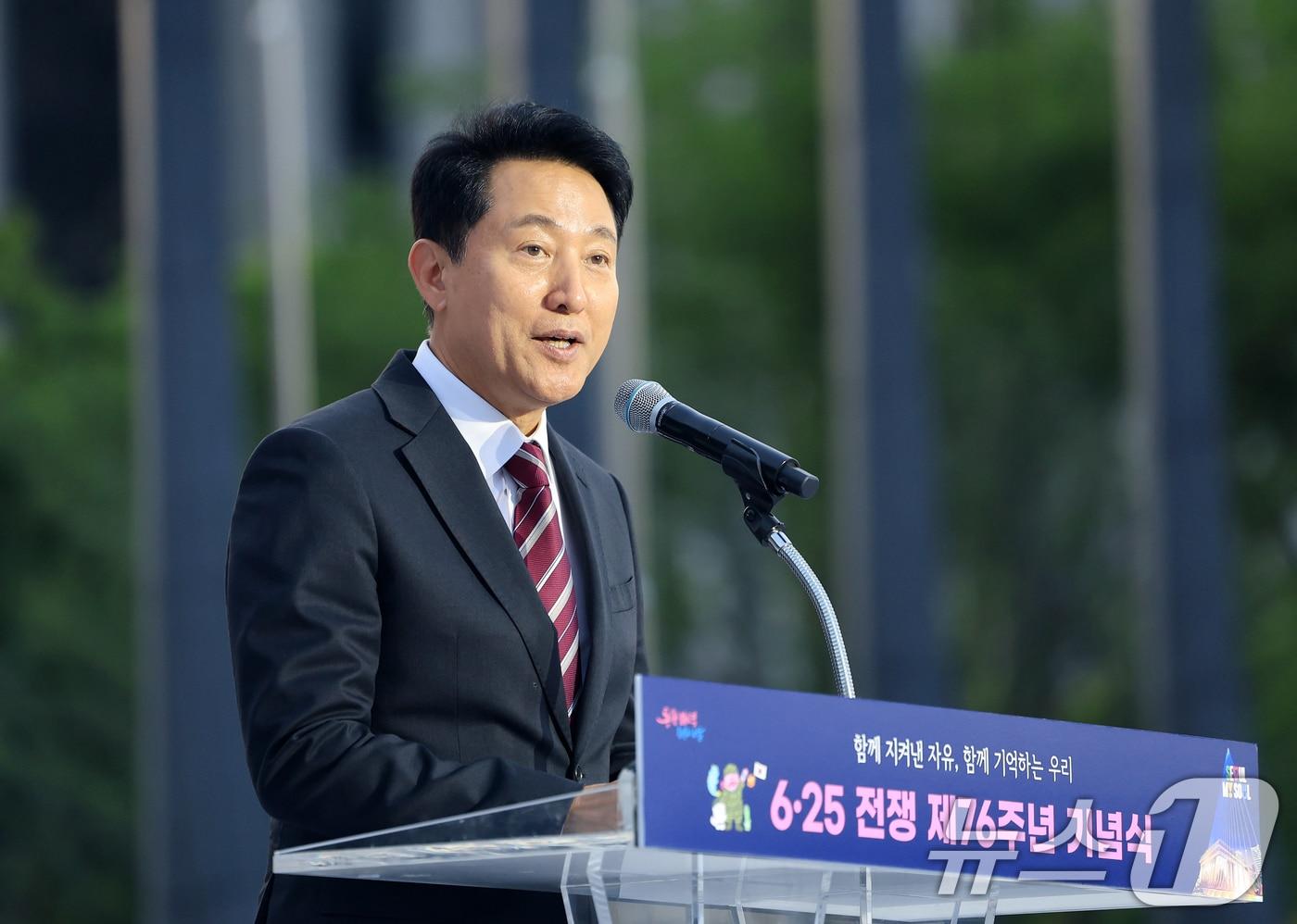 본문 이미지 - 오세훈 서울시장이 23일 서울 종로구 광화문광장 감사의 정원에서 열린 6.25전쟁 제76주년 기념식에서 기념사를 하고 있다. 2026.6.23 ⓒ 뉴스1 이호윤 기자