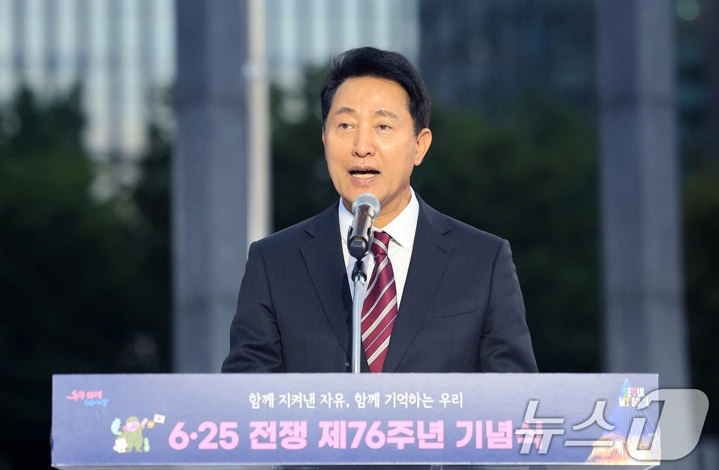 본문 이미지 - 오세훈 서울시장이 23일 서울 종로구 광화문광장 감사의 정원에서 열린 6.25전쟁 제76주년 기념식에서 기념사를 하고 있다. 2026.6.23 ⓒ 뉴스1 이호윤 기자