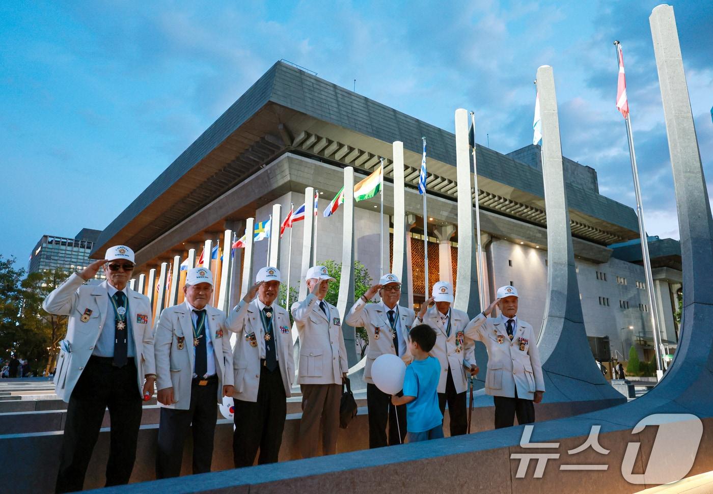 본문 이미지 - 23일 서울 종로구 광화문광장 감사의 정원에서 열린 6.25전쟁 제76주년 기념식에서 국가유공자 어르신들과 어린이가 서로 경례를 하고 있다. 2026.6.23 ⓒ 뉴스1 이호윤 기자