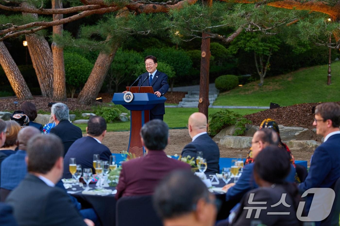 본문 이미지 - 이재명 대통령이 23일 청와대 녹지원에서 열린 주한외교단 만찬에서 발언하고 있다. (청와대 제공. 재판매 및 DB 금지) 2026.6.23 ⓒ 뉴스1 허경 기자