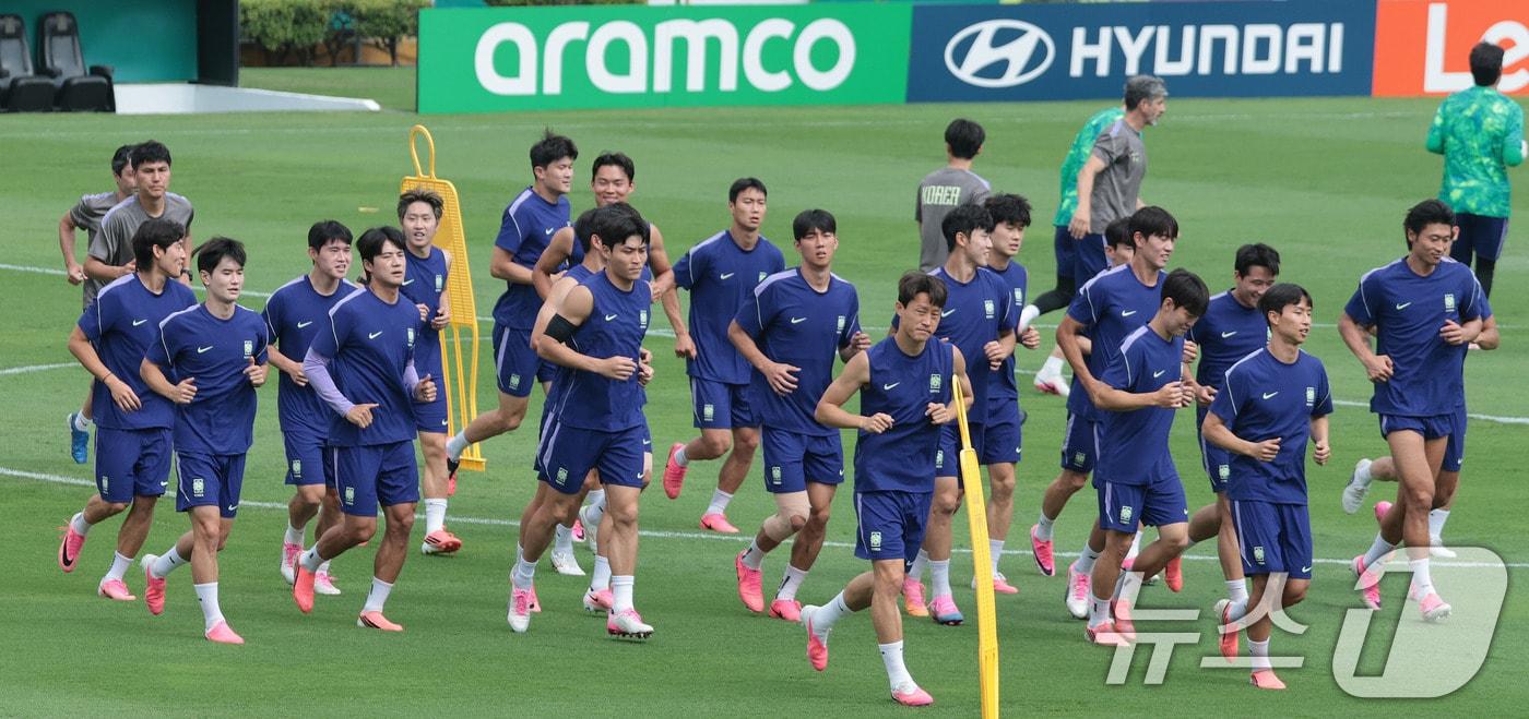 본문 이미지 - 대한민국 축구 국가대표팀 선수들이 23일(현지시간) 멕시코 몬테레이 유니버시티 스타디움에서 남아공과 조별리그 최종전을 앞두고 훈련을 하고 있다. 2026.6.24 ⓒ 뉴스1 박지혜 기자