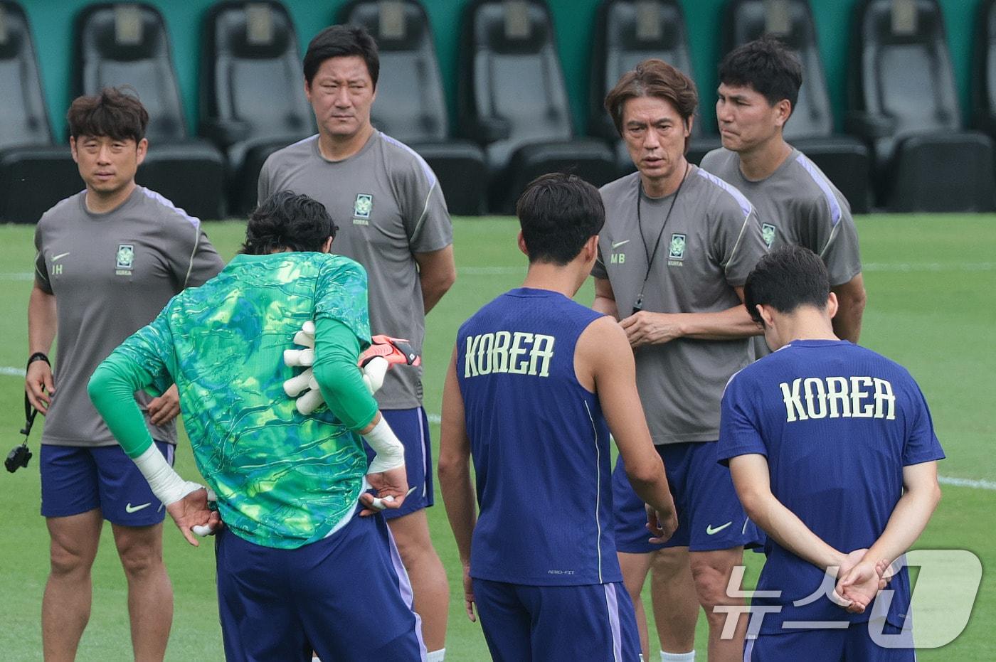 본문 이미지 - 대한민국 축구 국가대표팀 홍명보 감독이 23일(현지시간) 멕시코 몬테레이 유니버시티 스타디움에서 남아공과 조별리그 최종전을 앞두고 훈련에 앞서 선수들과 대화를 나누고 있다. 2026.6.24 ⓒ 뉴스1 박지혜 기자