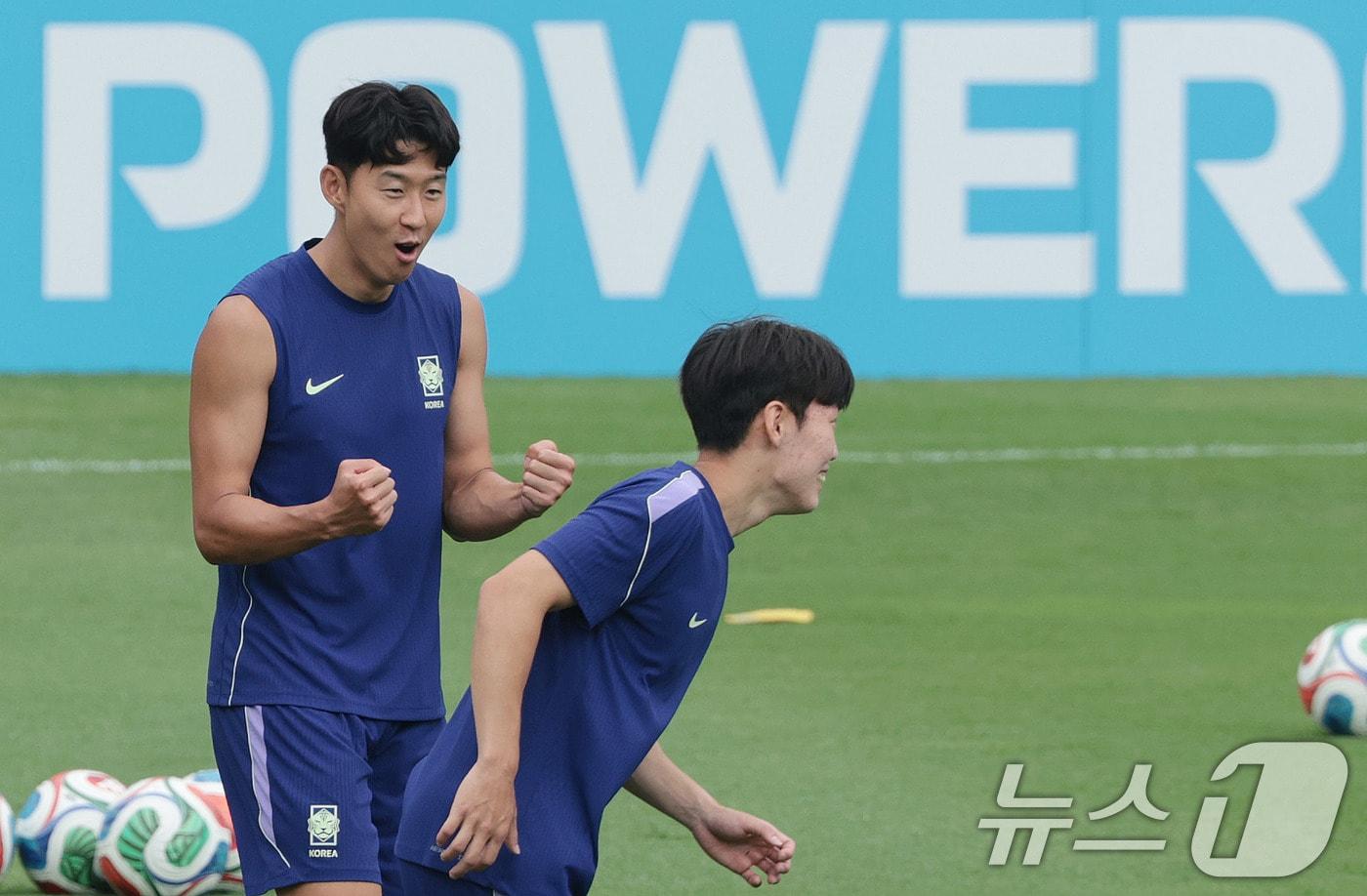 본문 이미지 - 대한민국 축구 국가대표팀 주장 손흥민이 23일(현지시간) 멕시코 몬테레이 유니버시티 스타디움에서 남아공과 조별리그 최종전을 앞두고 후배를 응원하고 있다. 2026.6.24 ⓒ 뉴스1 박지혜 기자