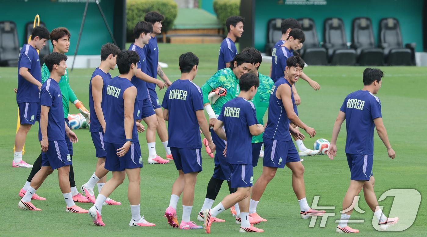 본문 이미지 - 대한민국 축구 국가대표팀 주장 손흥민을 비롯한 선수들이 23일(현지시간) 멕시코 몬테레이 유니버시티 스타디움에서 남아공과 조별리그 최종전을 앞두고 훈련을 하고 있다. 2026.6.24 ⓒ 뉴스1 박지혜 기자