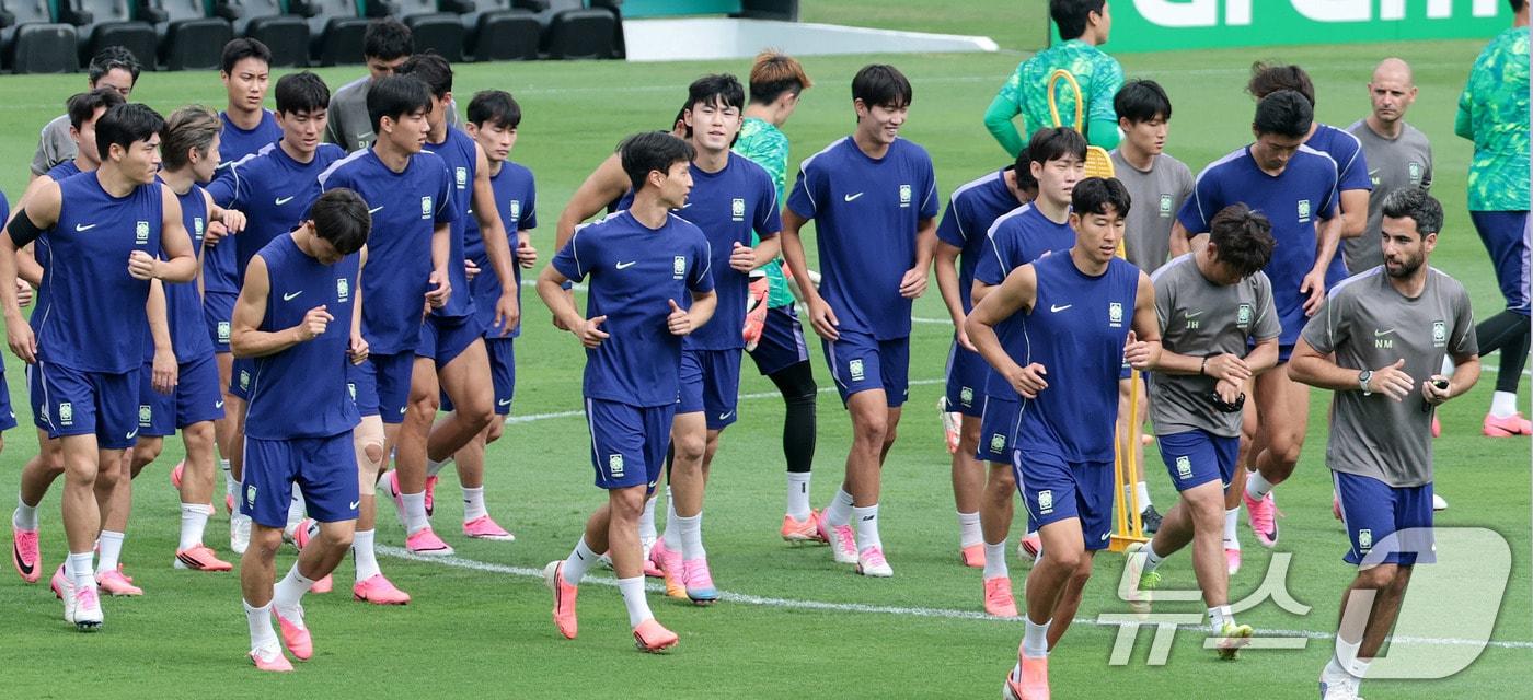 본문 이미지 - 대한민국 축구 국가대표팀 주장 손흥민을 비롯한 선수들이 23일(현지시간) 멕시코 몬테레이 유니버시티 스타디움에서 남아공과 조별리그 최종전을 앞두고 훈련을 하고 있다. 2026.6.24 ⓒ 뉴스1 박지혜 기자