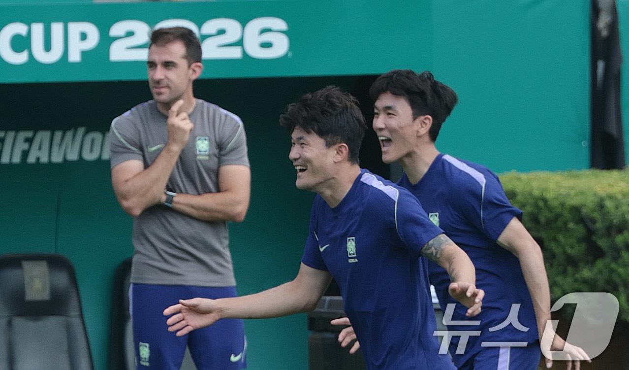 본문 이미지 - 대한민국 축구 국가대표팀 김민재와 황인범이23일(현지시간) 멕시코 몬테레이 유니버시티 스타디움에서 남아공과 조별리그 최종전을 앞두고 훈련을 하고 있다. 2026.6.24 ⓒ 뉴스1 박지혜 기자