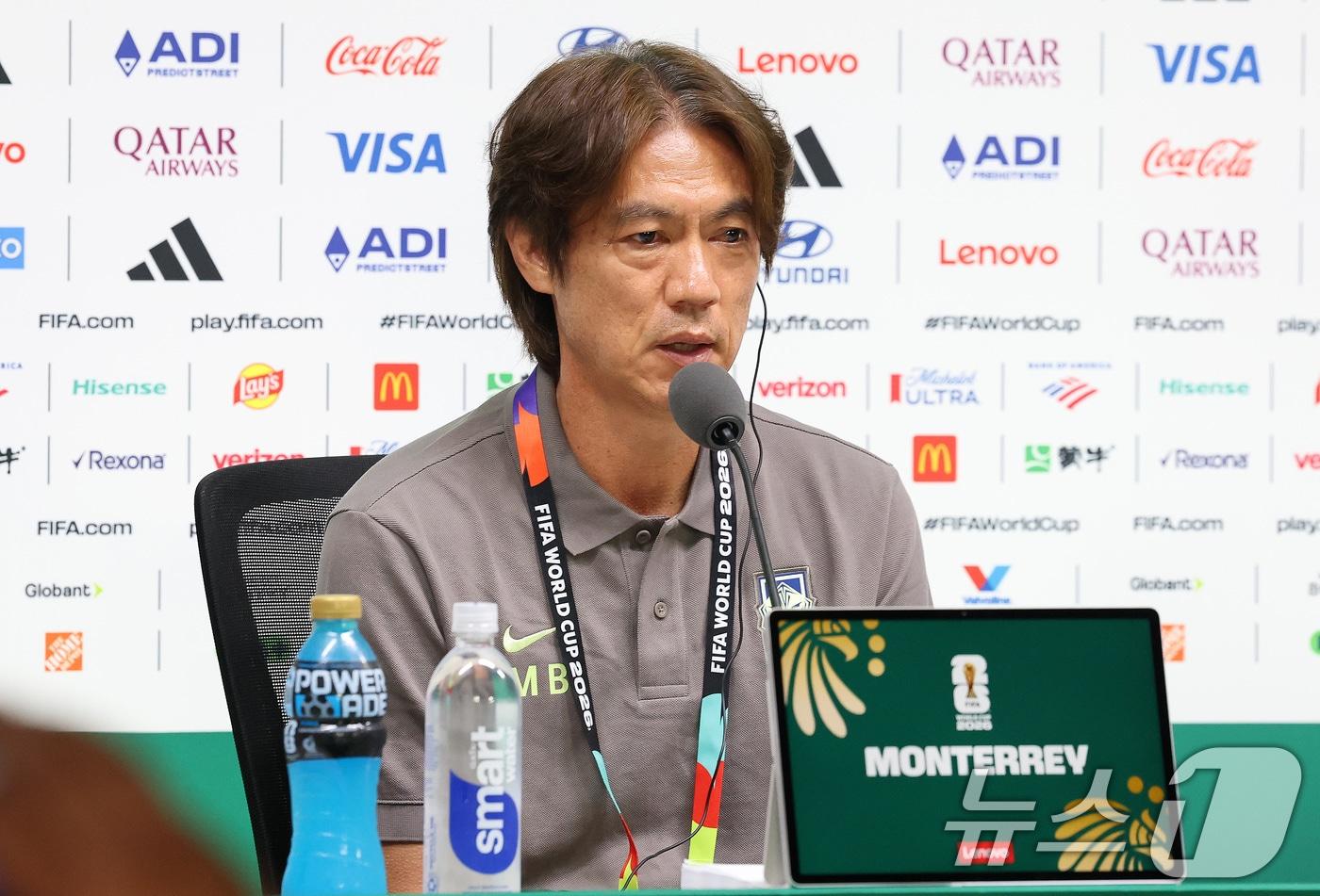 본문 이미지 - 홍명보 대한민국 축구대표팀 감독이 23일(현지시간) 멕시코 누에보 레온주 몬테레이 스타디움에서 열린 대한민국 공식 기자회견에서 취재진의 질문에 답하고 있다. 대한민국 축구대표팀은 25일(한국시간) 오전 10시 멕시코 몬테레이 스타디움에서 남아공을 상대로 2026 북중미 월드컵 조별리그 A조 3차전을 갖는다. 2026.6.24 ⓒ 뉴스1 임세영 기자