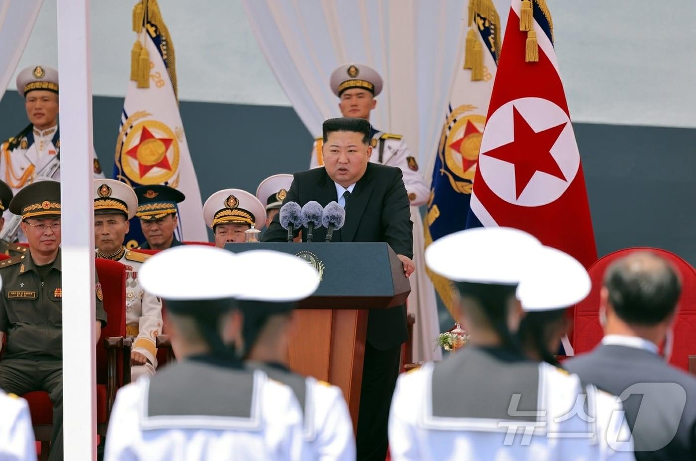본문 이미지 - (평양 노동신문=뉴스1) = 24일 북한 노동당 기관지 노동신문은 전날 남포항에서 진행된 신형다목적구축함 '최현'호 취역식에 참석한 김정은 노동당 총비서가 "해군은 전략적 수단을 갖춘 군종으로 당당히 성장하고 있으며 해군의 핵무장화는 자기 이정을 정확히 밟아가고 있다"라고 밝혔다고 보도했다. [국내에서만 사용가능. 재배포 금지. DB 금지. For Use Only in the Republic of Korea. Redistribution Prohibited] rodongphoto@news1.kr