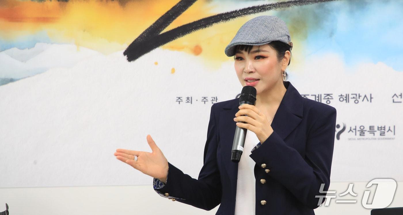 본문 이미지 - 재즈와 국악, 클래식을 결합한 100분 공동수행형 선명상음악회가 7월 7일 서울 마포아트센터에서 열린다. 웅산 예술감독은 곡 사이의 침묵까지 명상의 일부로 구성해 관객이 자신을 돌아보는 치유의 시간을 만들겠다고 밝혔다.