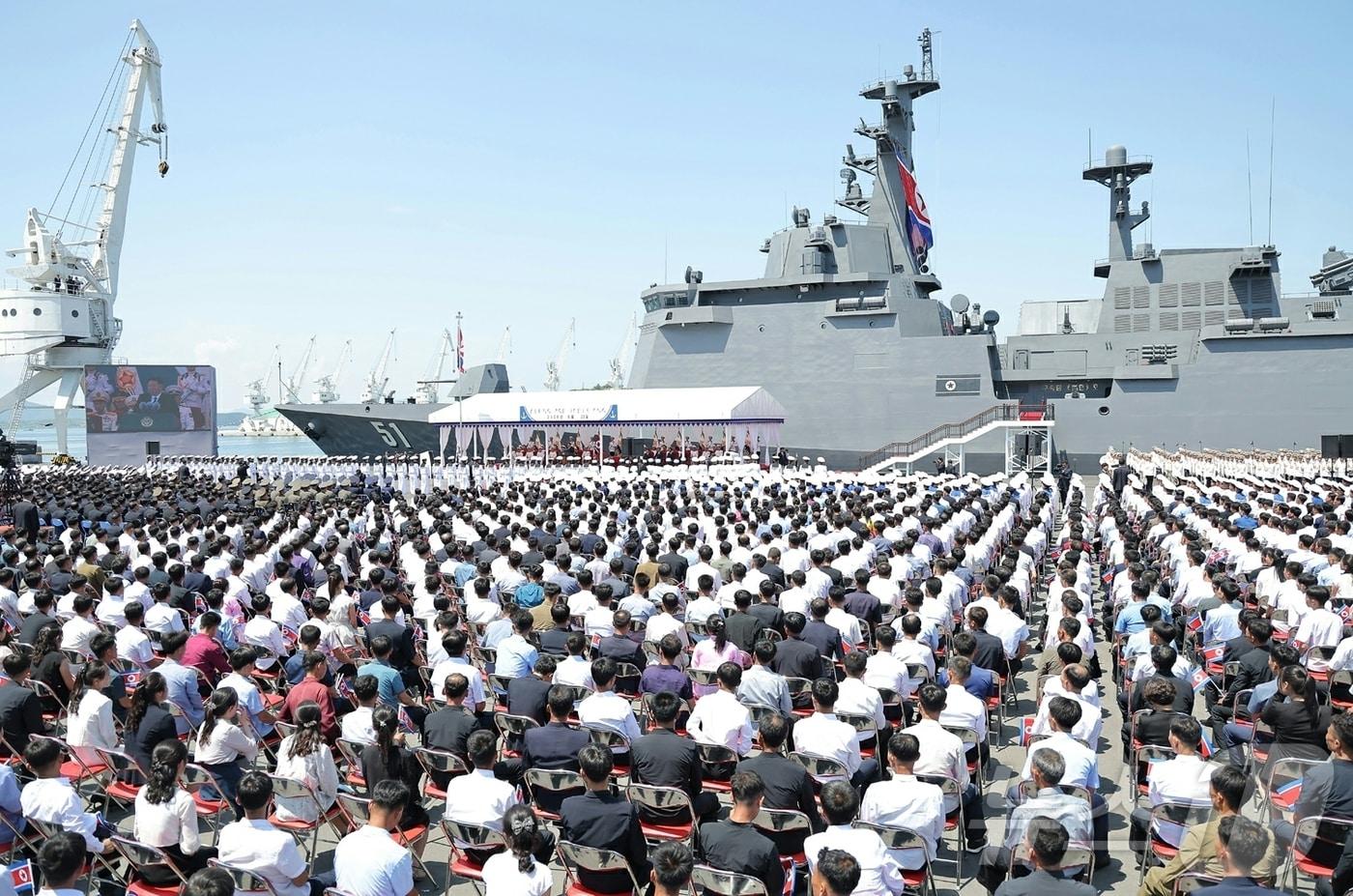 본문 이미지 - (평양 노동신문=뉴스1) = 북한의 신형 구축함 '최현'호의 취역식 장면. [국내에서만 사용가능. 재배포 금지. DB 금지. For Use Only in the Republic of Korea. Redistribution Prohibited] rodongphoto@news1.kr