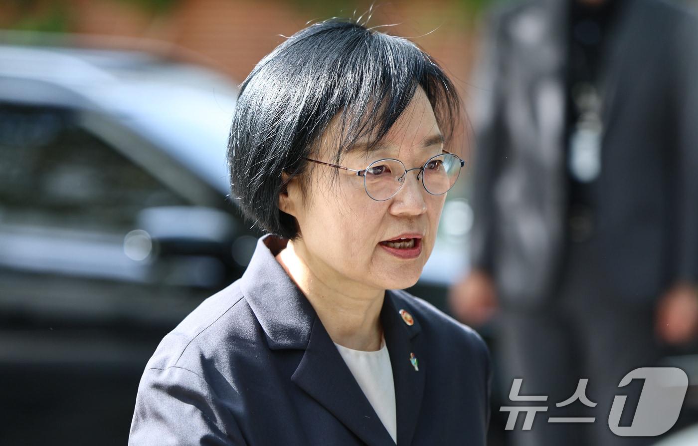본문 이미지 - 한성숙 국무총리 후보자가 24일 오전 서울 종로구 통의동 금융감독연수원에 마련된 인사청문회 준비 사무실로 출근하고 있다. 2026.6.24 ⓒ 뉴스1 김도우 기자