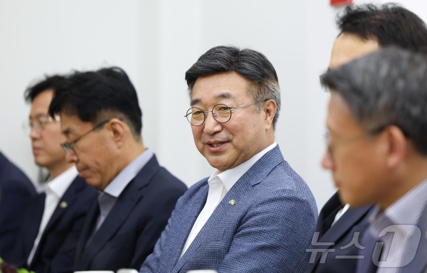 본문 이미지 - 윤호중 행정안전부 장관이 23일 오후(현지시간) 우즈베키스탄 타슈켄트에서 열린 재외동포 간담회에 참석해 재우즈베키스탄 교민 및 기업인들을 격려하며 인사말을 하고 있다. (행정안전부 제공. 재판매 및 DB 금지) 2026.6.24 ⓒ 뉴스1