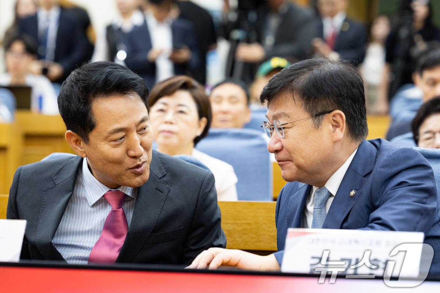 본문 이미지 - 오세훈 서울시장과 정점식 국민의힘 원내대표가 24일 서울 여의도 국회 의원회관에서 열린 대한민국 미래혁신포럼 제9차 세미나에서 대화하고 있다. 2026.6.24 ⓒ 뉴스1 유승관 기자