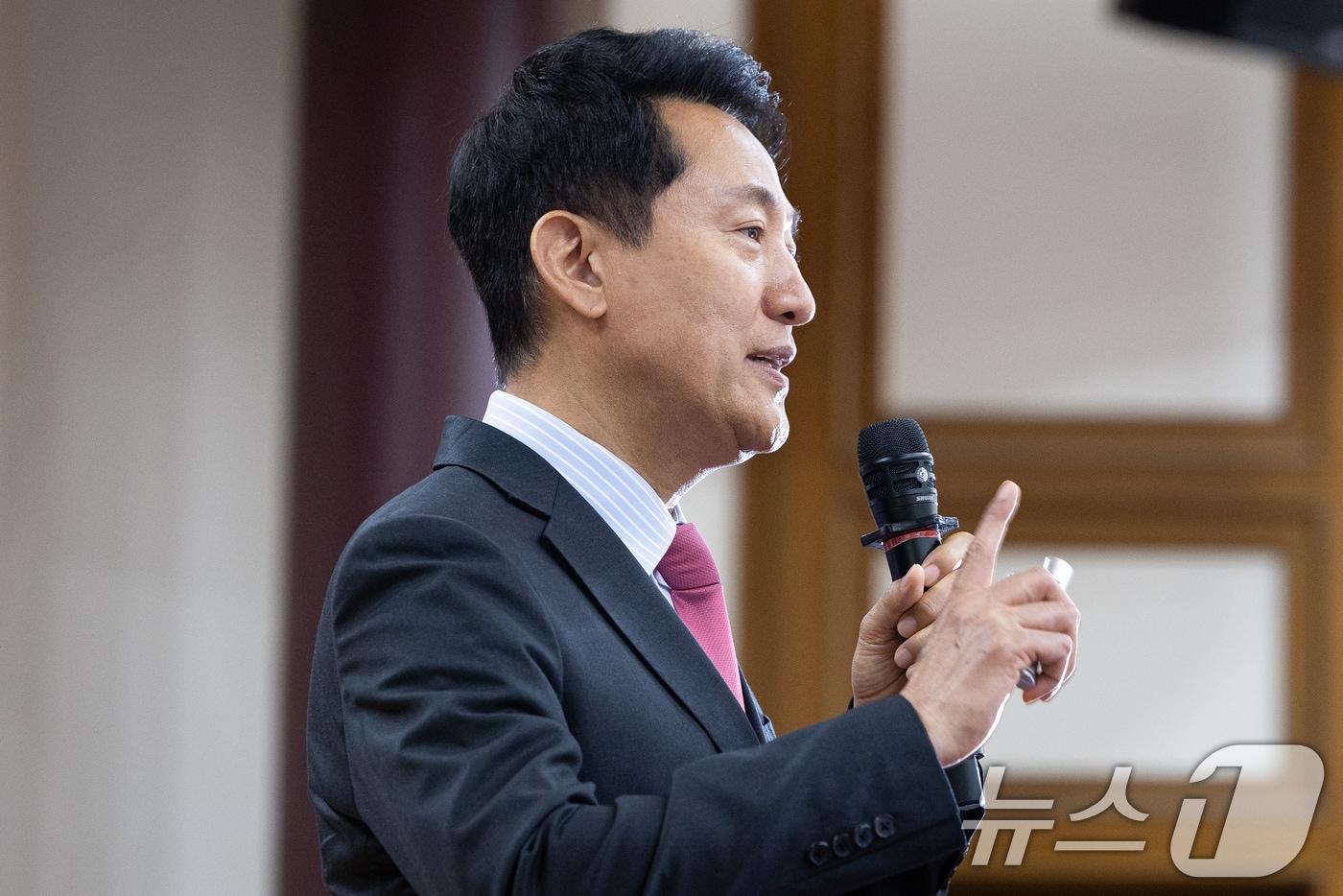 본문 이미지 - 오세훈 서울시장이 24일 서울 여의도 국회 의원회관에서 열린 대한민국 미래혁신포럼 제9차 세미나에서 '6.3 지방선거 진단과 향후 과제 - 보수가치의 회복과 미래'를 주제로 특강을 하고 있다. 2026.6.24 ⓒ 뉴스1 유승관 기자