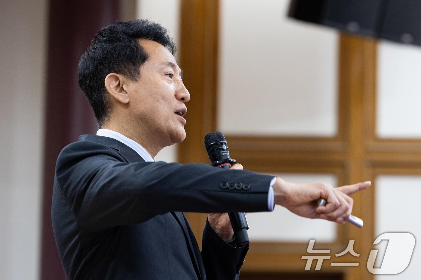 본문 이미지 - 오세훈 서울시장이 24일 서울 여의도 국회 의원회관에서 열린 대한민국 미래혁신포럼 제9차 세미나에서 '6.3 지방선거 진단과 향후 과제 - 보수가치의 회복과 미래'를 주제로 특강을 하고 있다. 2026.6.24 ⓒ 뉴스1 유승관 기자