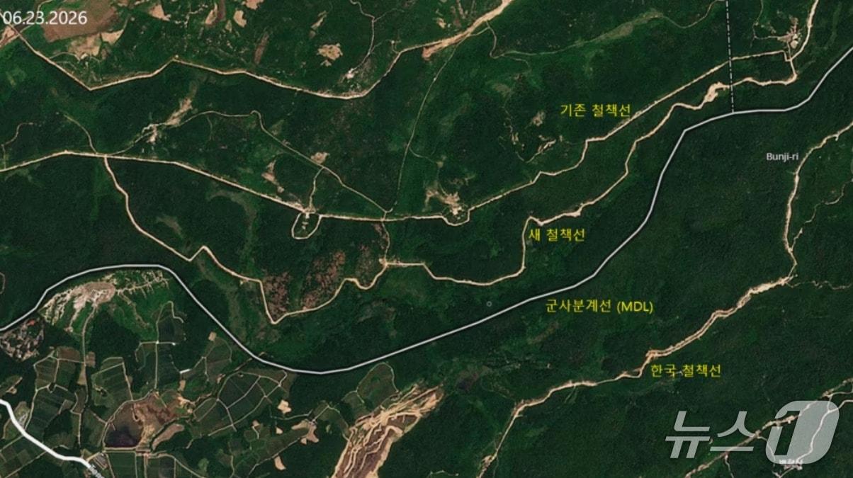 본문 이미지 - 위성분석업체 플래닛랩스가 지난 23일 남북 군사분계선(MDL) 일대를 촬영한 위성사진. 북한의 새 철책선이 군사분계선 쪽으로 이동한 모습이 보인다.(미국의소리 갈무리).