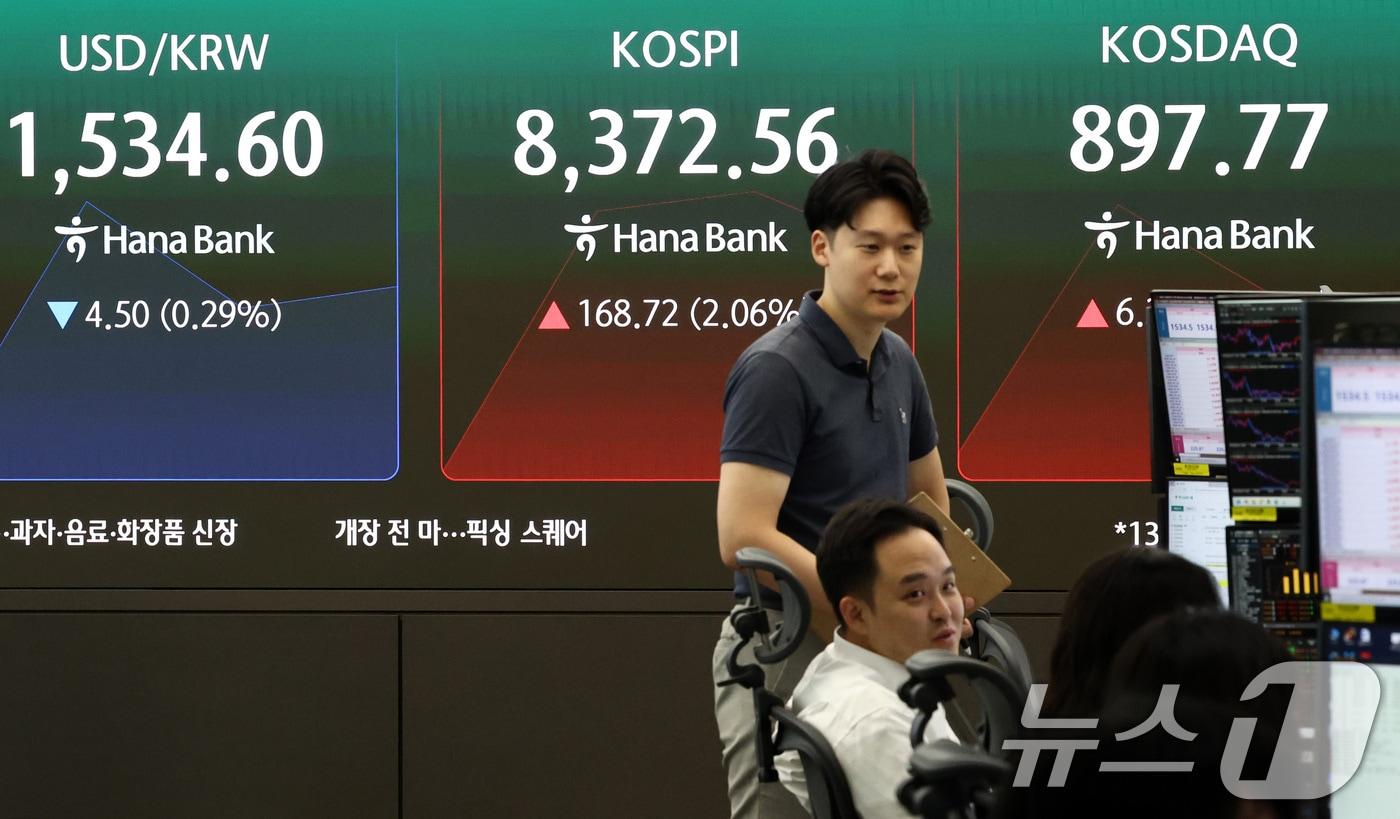 본문 이미지 - 24일 오전 서울 중구 하나은행 본점 딜링룸 전광판에 증시 시황이 나오고 있다. 2026.6.24 ⓒ 뉴스1 최지환 기자