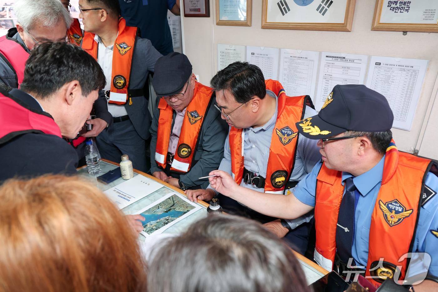 본문 이미지 - 지난 23일 더큰당진준비위원회가 제2서해대교 건설과 관련 현장 의견을 청취하고 있다.(당진시 제공. 재판매 및 DB금지)/뉴스1