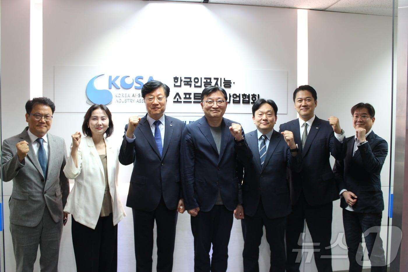 본문 이미지 - 김형철 한국지능정보사회진흥원(NIA) 원장(왼쪽 세번째)과 조준희 한국인공지능·소프트웨어산업협회(KOSA) 회장(왼쪽 네번째) 등 참석자들이 단체 기념 촬영을 하고 있다.2026.06.24(NIA 제공) ⓒ 뉴스1 김민수 기자