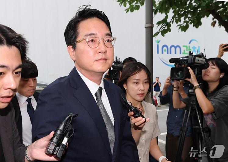 본문 이미지 - '내란 가담' 혐의를 받는 심우정 전 검찰총장이 24일 오전 경기 과천 2차 종합특검 사무실에서 피의자 신분으로 조사를 받기 위해 출석하고 있다. 2026.6.24 ⓒ 뉴스1 오대일 기자