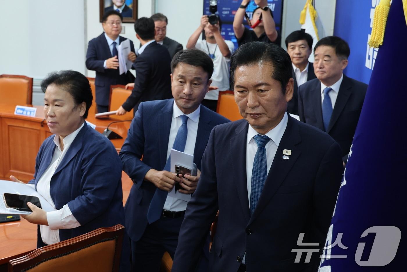 본문 이미지 - 정청래 더불어민주당 대표가 24일 서울 여의도 국회에서 열린 최고위원회의에서 사퇴를 표명한 후 회의실을 나서고 있다. 2026.6.24 ⓒ 뉴스1 신웅수 기자