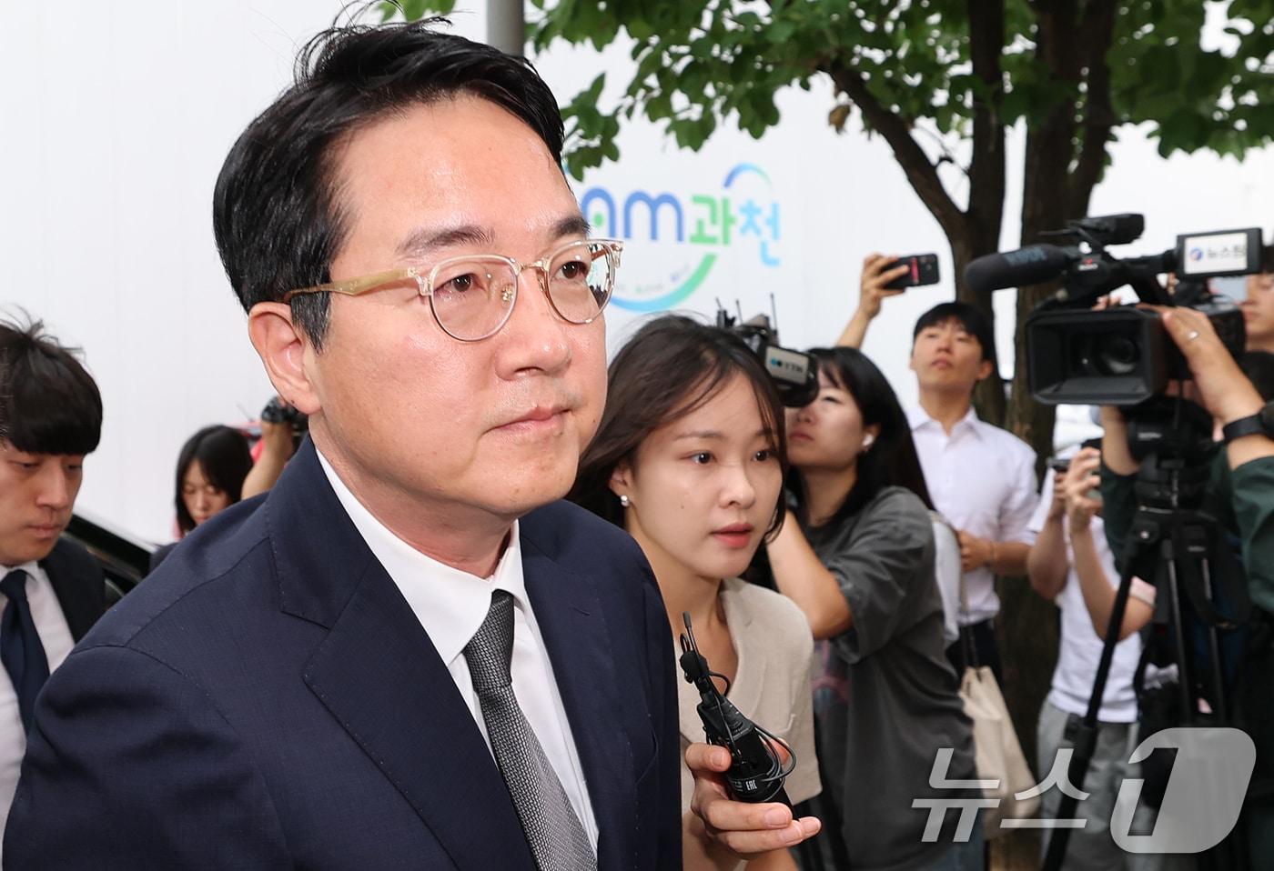 본문 이미지 - '내란 가담' 혐의를 받는 심우정 전 검찰총장이 24일 오전 경기 과천 2차 종합특검 사무실에서 피의자 신분으로 조사를 받기 위해 출석하고 있다. 2026.6.24 ⓒ 뉴스1 오대일 기자