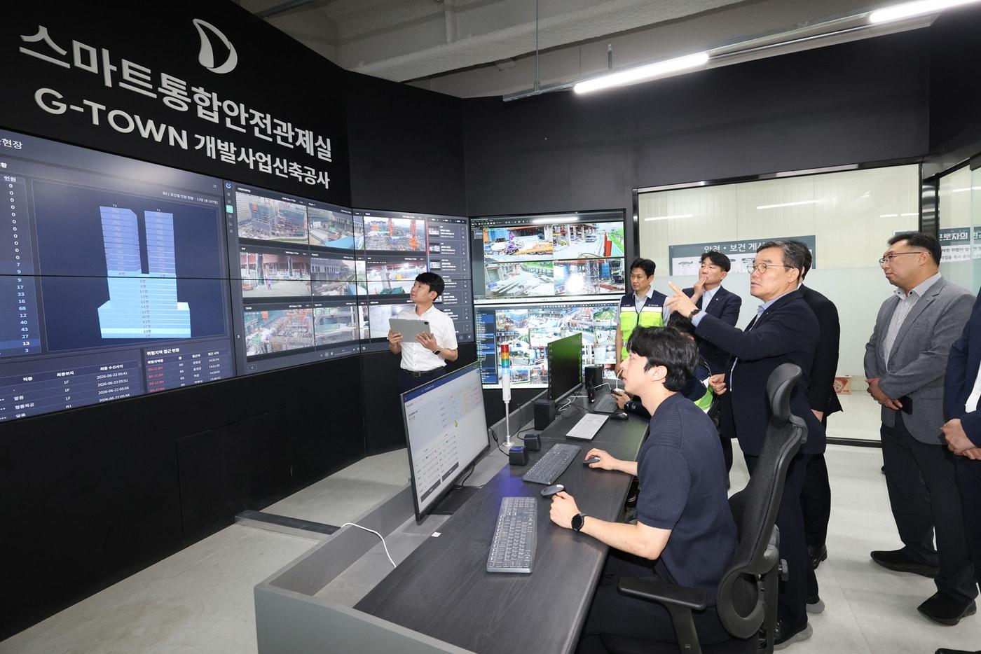 본문 이미지 - 김보현 대우건설 대표이사(뒷줄 가운데)와 관계자들이 과천 G-TOWN 신축공사 현장서 AI기반 안전기술 시연을 지켜보고 있다.(대우건설 제공)뉴스1ⓒ news1