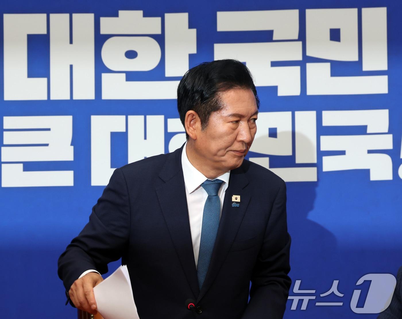 본문 이미지 - 정청래 더불어민주당 대표가 24일 오전 서울 여의도 국회에서 열린 최고위원회의에서 당 대표직 사퇴를 발표 후 자리를 나서고 있다. ⓒ 뉴스1 황기선 기자