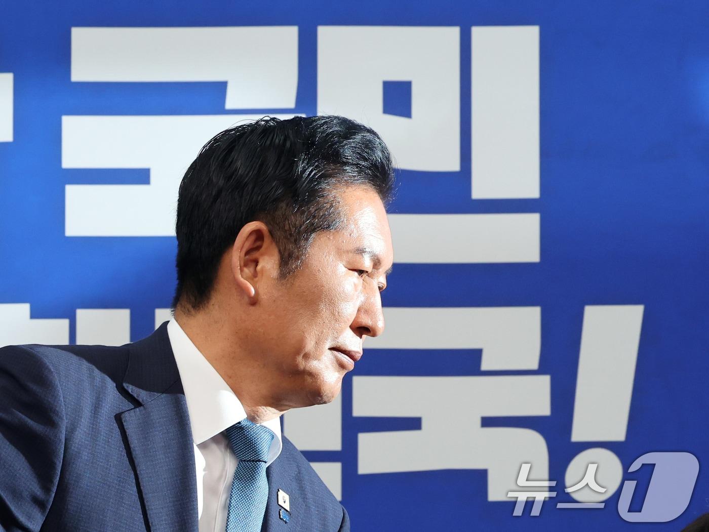본문 이미지 - 정청래 더불어민주당 대표가 24일 오전 서울 여의도 국회에서 열린 최고위원회의에서 당 대표직 사퇴를 발표 후 자리를 나서고 있다. 2026.6.24 ⓒ 뉴스1 황기선 기자