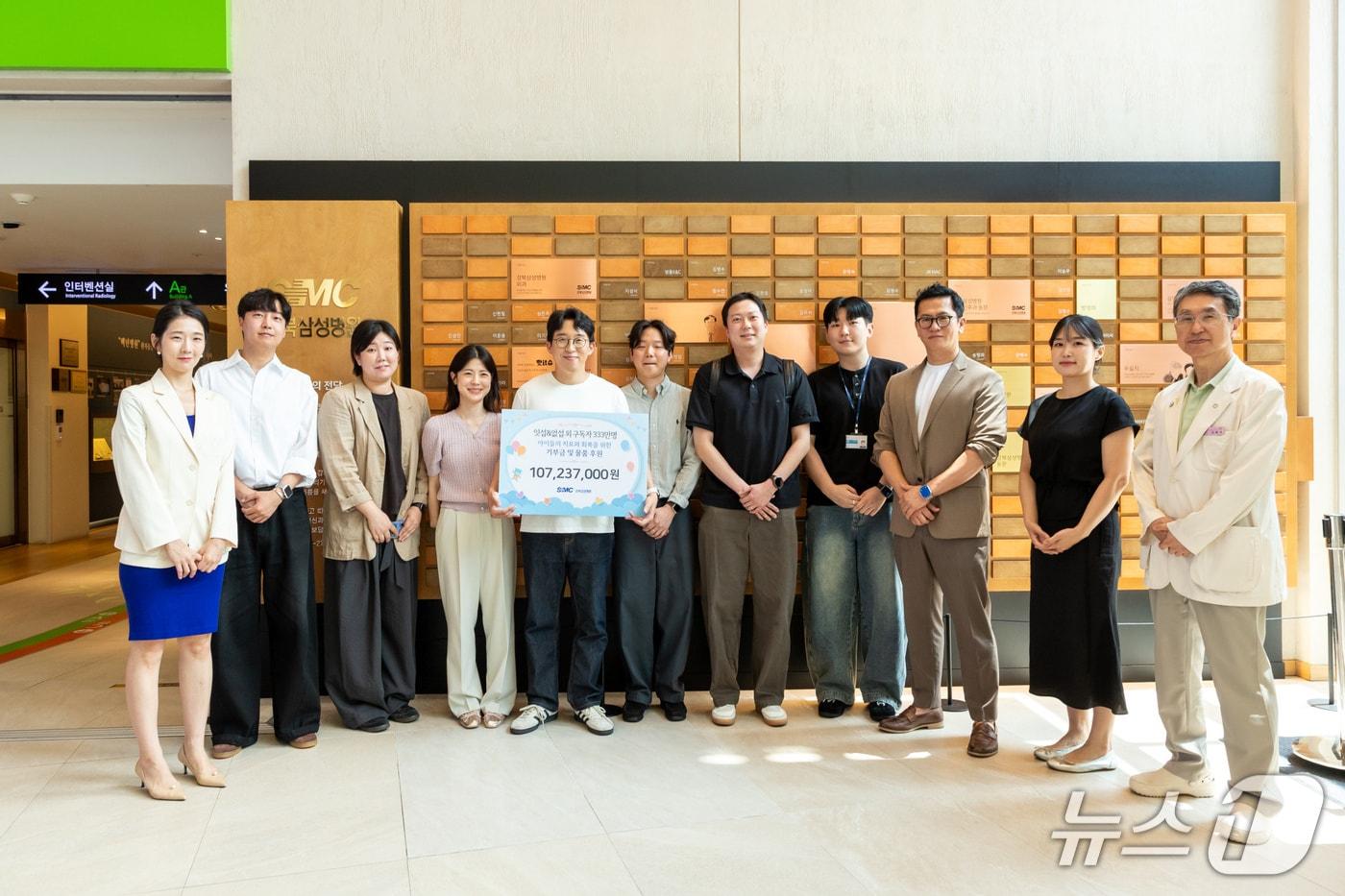 본문 이미지 - 강북삼성병원 C관 1층 기부자 명예의 전당에서 유튜버 잇섭, 네이버 쇼핑라이브 및 기부 기업 관계자들이 병원 관계자들과 함께 기념 촬영을 하고 있다.(성균관의대 강북삼성병원 제공)