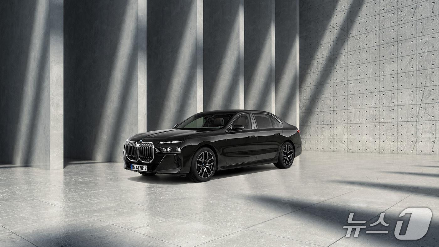 본문 이미지 - BMW 코리아, 압도적 존재감 강조한 7시리즈 블랙 트림 출시.  