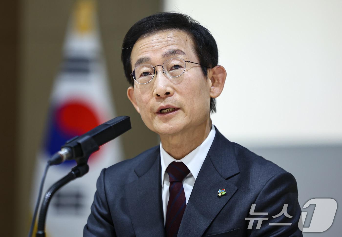 본문 이미지 - 김호철 감사원장이 24일 서울 종로구 감사원에서 열린 기자간담회에서 취재진 질문에 답하고 있다. 2026.6.24 ⓒ 뉴스1 김도우 기자