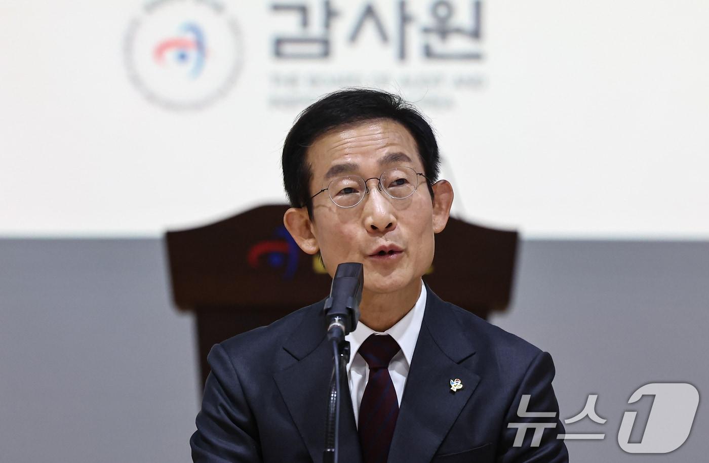 본문 이미지 - 김호철 감사원장이 24일 서울 종로구 감사원에서 열린 기자간담회에서 취재진 질문에 답하고 있다. 2026.6.24 ⓒ 뉴스1 김도우 기자