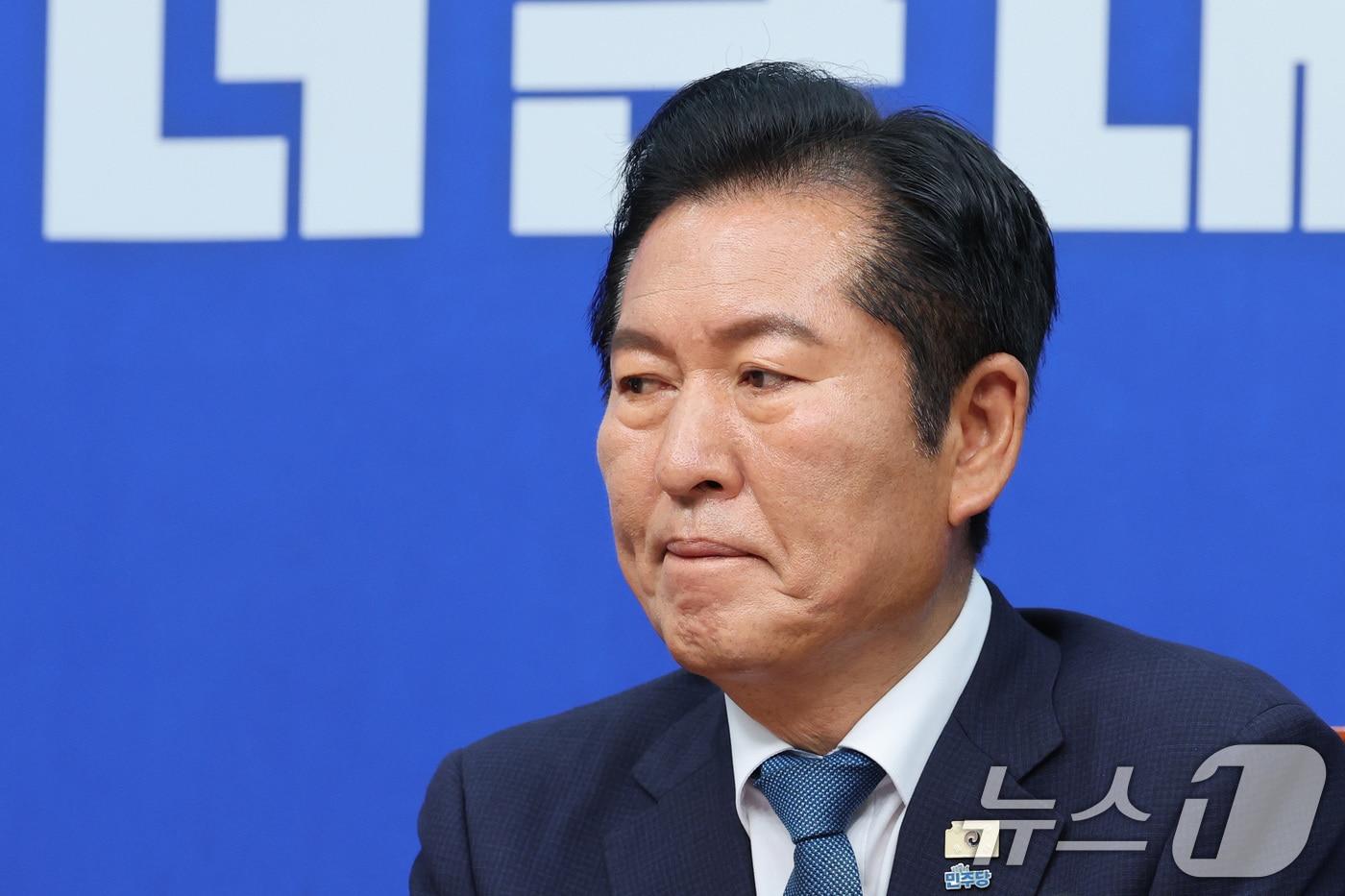 본문 이미지 - 정청래 더불어민주당 대표가 24일 서울 여의도 국회에서 열린 최고위원회의에서 생각에 잠겨 있다. 정 대표는 이날 대표직 사퇴를 발표했으며 연임 도전을 위해 8·17 전당대회에 출마할 전망이다. 2026.6.24 ⓒ 뉴스1 신웅수 기자