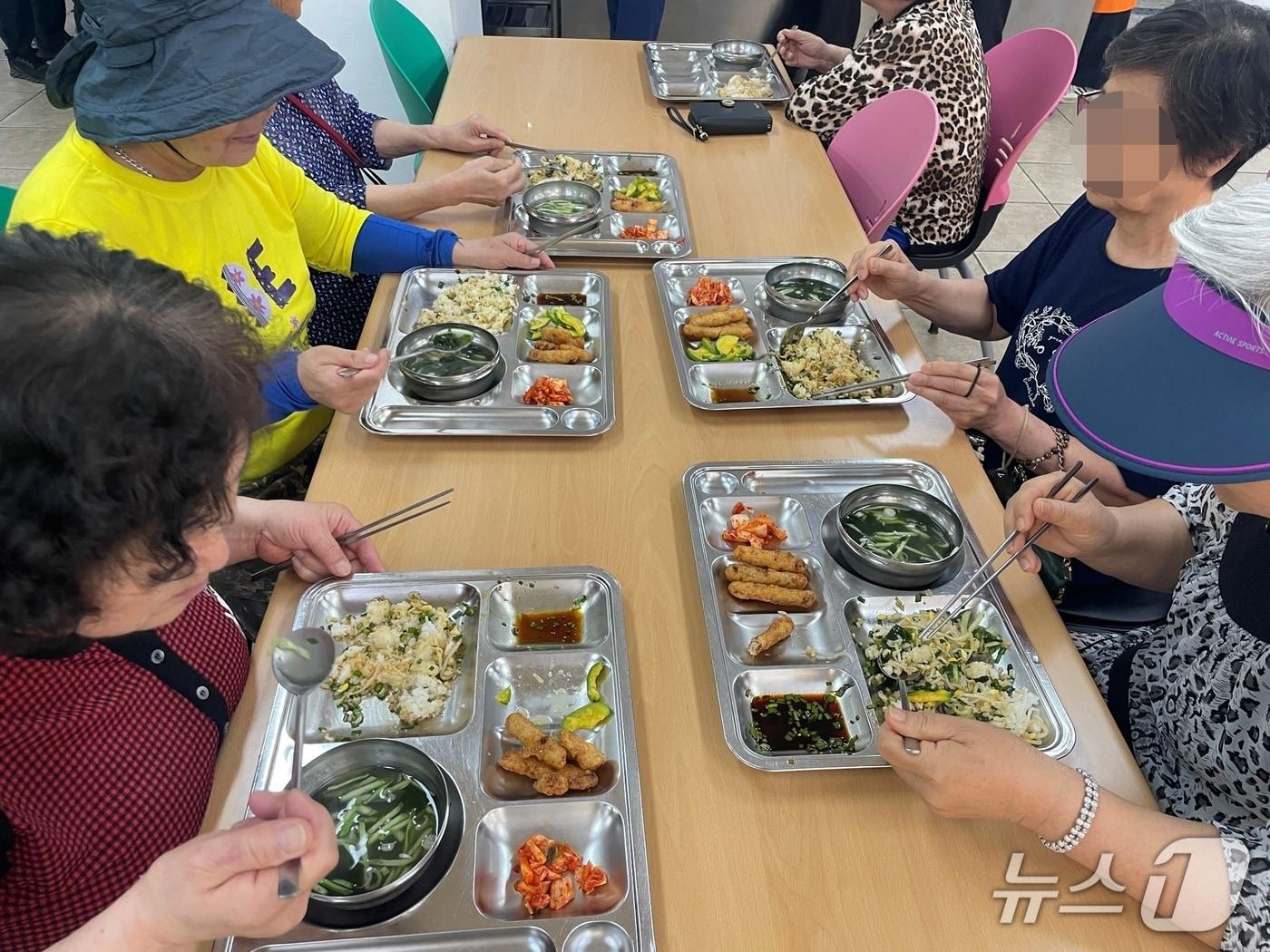 본문 이미지 - 진천군과 진천군노인복지관이 보훈 문화 확산을 위해 진행하는 독립운동가가 좋아하는 음식 제공 캠페인에 참여한 어르신들.(진천군 제공. 재판매 및 DB금지)/뉴스1