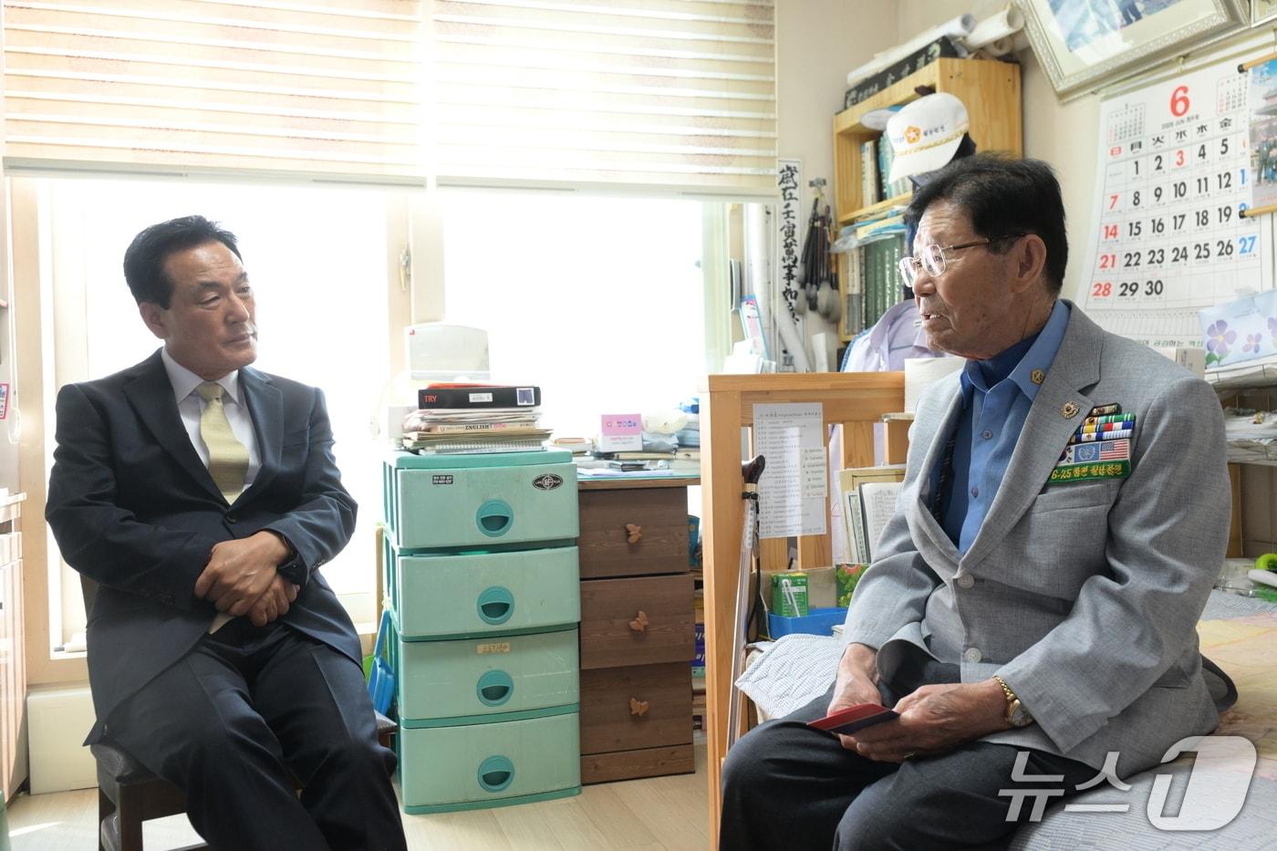 본문 이미지 - 백성현 논산시장이 호국보훈의 달을 맞아 국가유공자 가정을 방문해 감사와 존경의 마음을 전했다.(논산시 제공.재판매 및 DB금지)/뉴스1