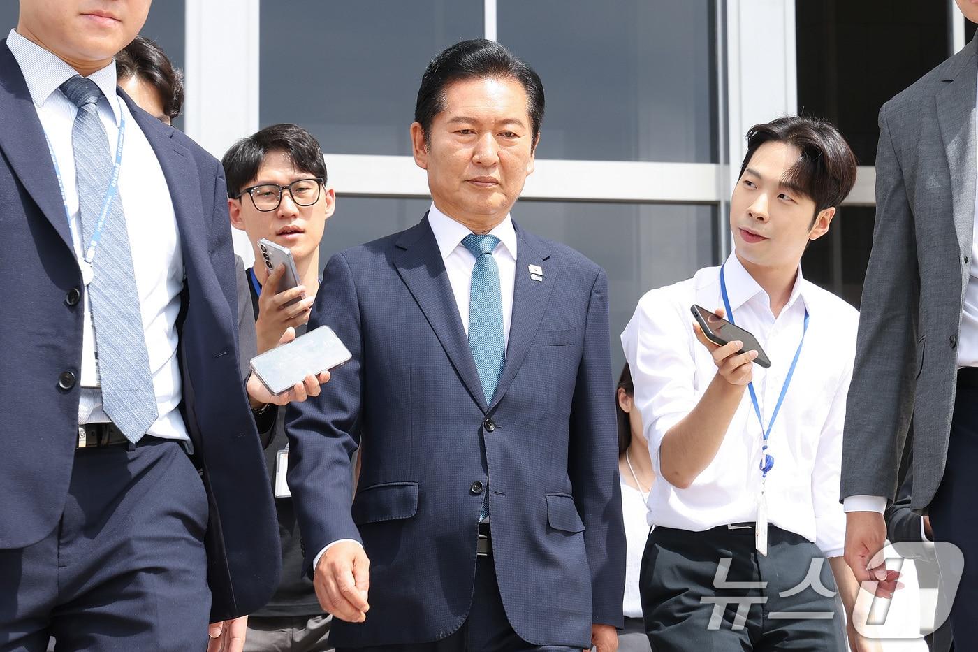 본문 이미지 - 정청래 더불어민주당 대표가 24일 서울 여의도 국회에서 열린 최고위원회의에서 당 대표직 사퇴를 발표한 후 국회를 나서고 있다. 2026.6.24 ⓒ 뉴스1 신웅수 기자