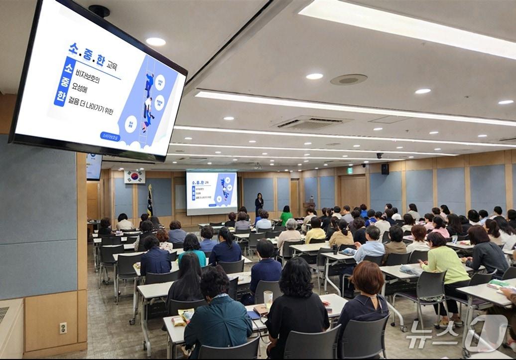 본문 이미지 - 삼성생명은 3대 대외민원 감축 캠페인의 일환으로 소비자보호실 임직원이 영업 현장을 방문, 민원 예방교육을 펼치고 있다./사진제공=삼성생명
