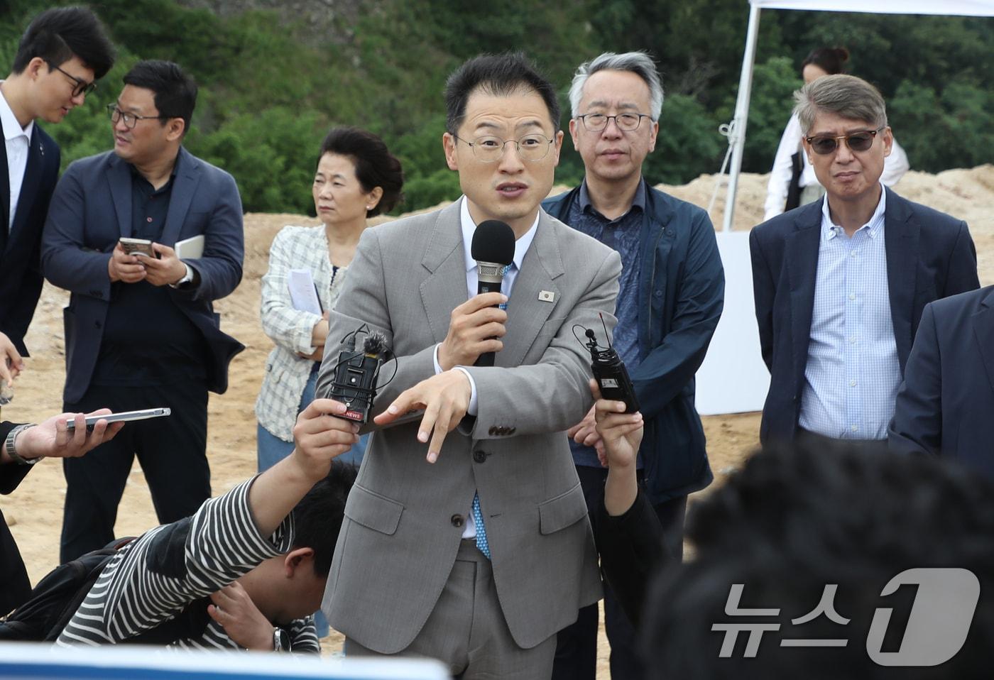 본문 이미지 - 김상욱 울산시장 당선인이 24일 울산 남구 삼산·여천매립지 일원에서 울산국제정원박람회장 조성 현황을 보고 받고 있다. 2026.6.24 ⓒ 뉴스1 조민주 기자