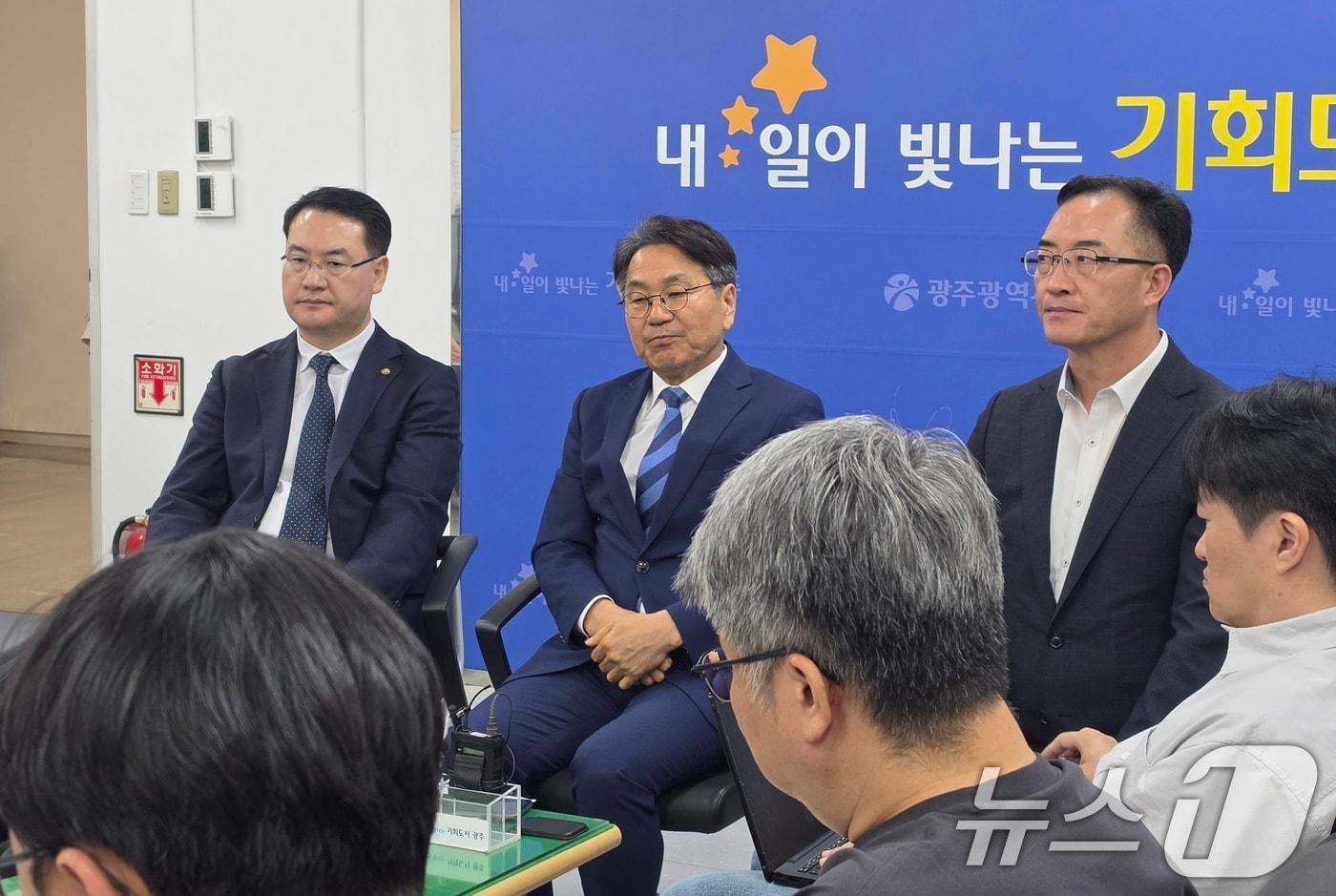 본문 이미지 - 강기정 광주광역시장이 24일 광주광역시청 기자실에서 민선 8기 마지막 차담회를 진행하고 있다. 2026.6.24 ⓒ 뉴스1 이수민 기자