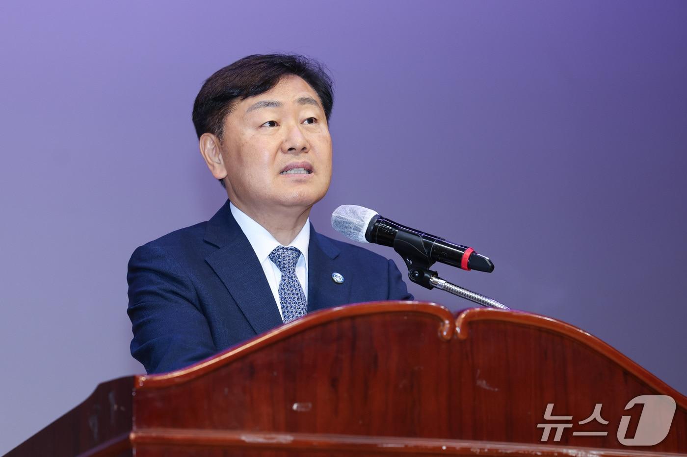본문 이미지 - 24일 김관영 전북지사가 '6월 소통의 날' 행사에 참석해 지난 4년간 함께한 공직자들에게 감사의 뜻을 전하고 있다.(전북도 제공. 재판매 및 DB금지)/뉴스1  