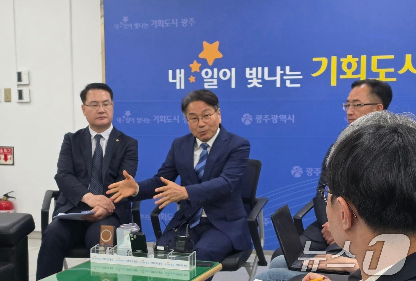 본문 이미지 - 강기정 광주광역시장이 24일 광주광역시청 기자실에서 민선 8기 마지막 차담회를 진행하고 있다. 2026.6.24 ⓒ 뉴스1 이수민 기자