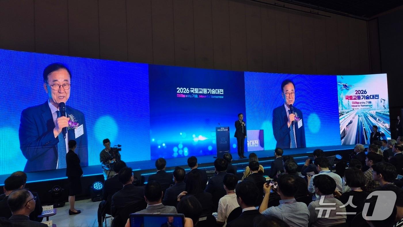 본문 이미지 - 김윤덕 국토교통부 장관이 24일 서울 코엑스에서 열린 '2026 국토교통기술대전'에서 기념사를 하고 있다. 2026.6.24/뉴스1 김동규 기자ⓒ news1