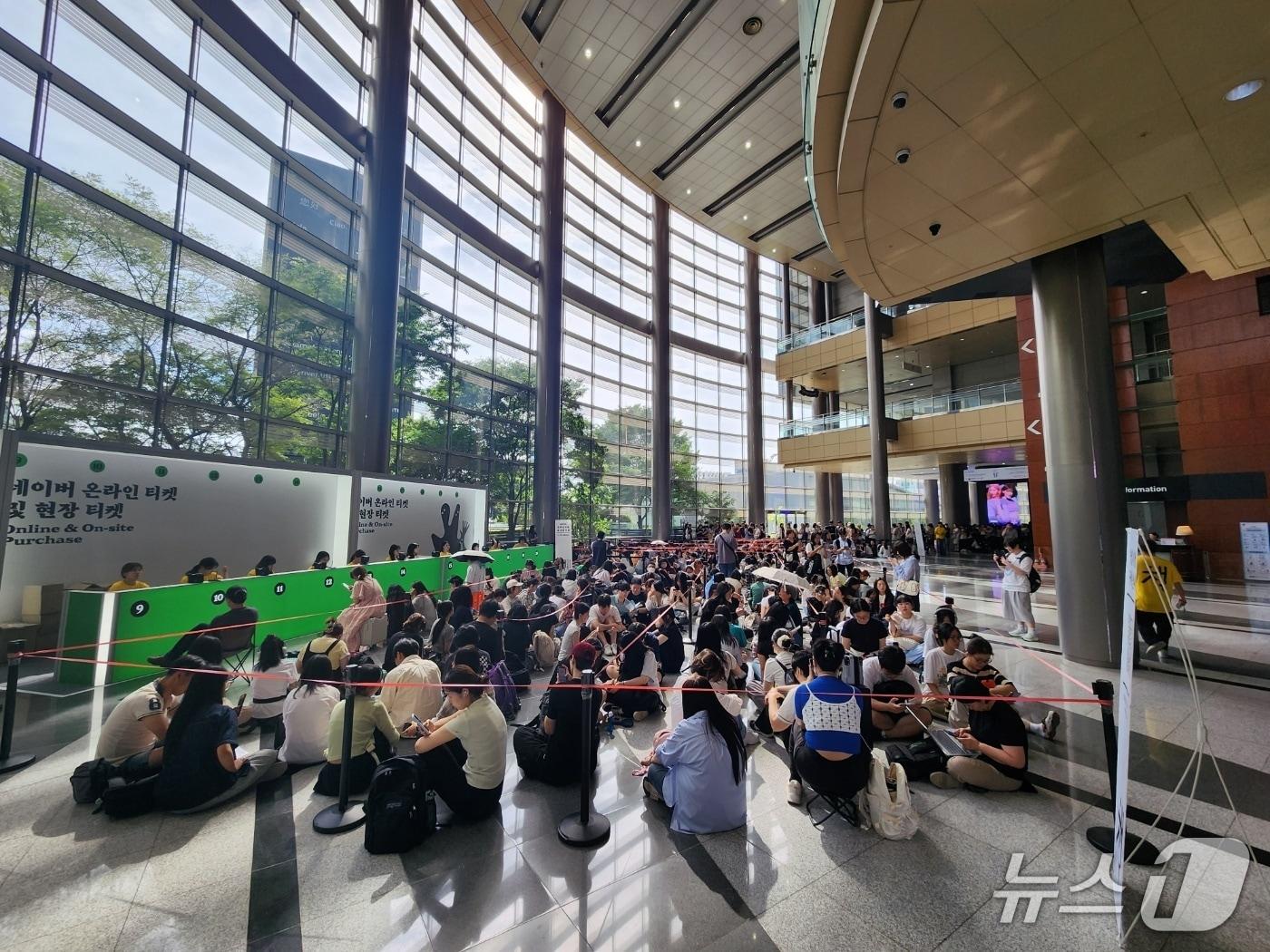 본문 이미지 - 24일 오전 서울시 강남구 코엑스에서 참관객들이 2026 서울국제도서전 입장을 기다리고 있다. 2026.06.24/ⓒ 뉴스1 권진영 기자