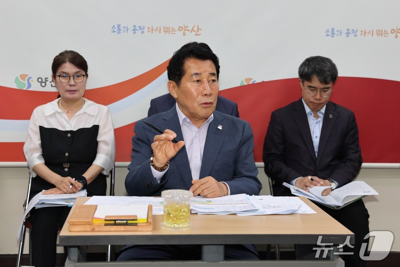 본문 이미지 - 나동연 양산시장은 24일 브리핑을 통해 '2026년 상반기 기구 및 정원 조정안'을 발표하고 있다. (양산시 제공. 재판매 및 DB금지)