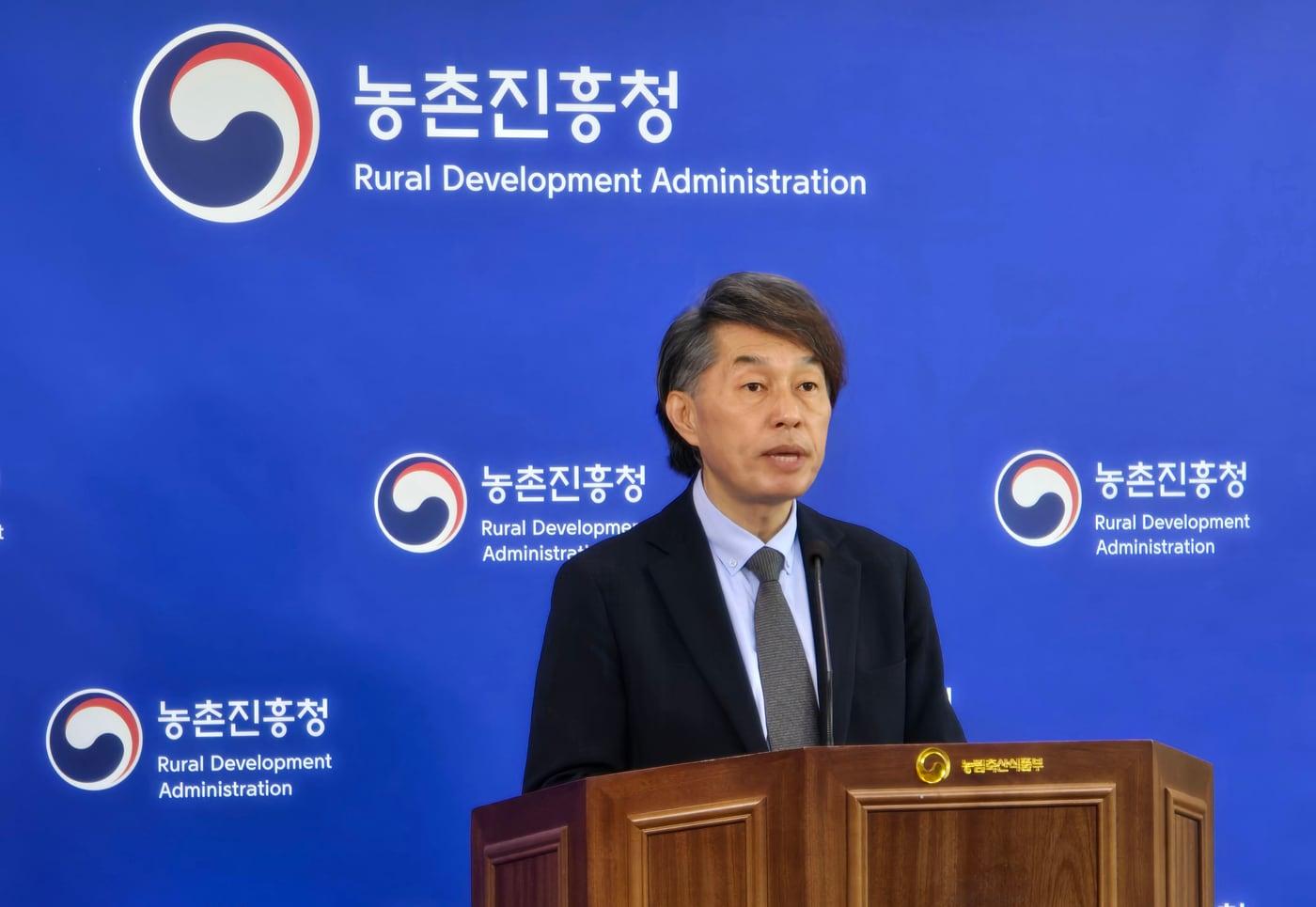 본문 이미지 - 조용민 농진청 국립축산과학원장이 24일 정부세종청사에서 브리핑을 통해 '자가 섬유질배합사료(TMR) 기술' 성과를 설명하고 있다. (농촌진흥청 제공. 재판매 및 DB금지) 2026.6.24 /뉴스1