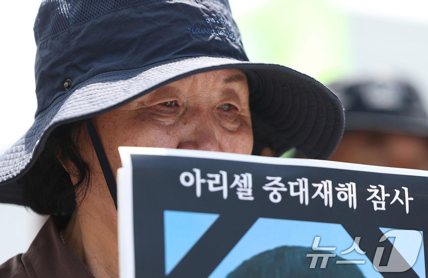 본문 이미지 - 24일 경기 화성시 전곡리 아리셀 참사 화재현장에서 열린 '아리셀 참사 2주기 현장 추모제'에서 유가족이 희생자를 추모하고 있다. 2026.6.24 ⓒ 뉴스1 김영운 기자
