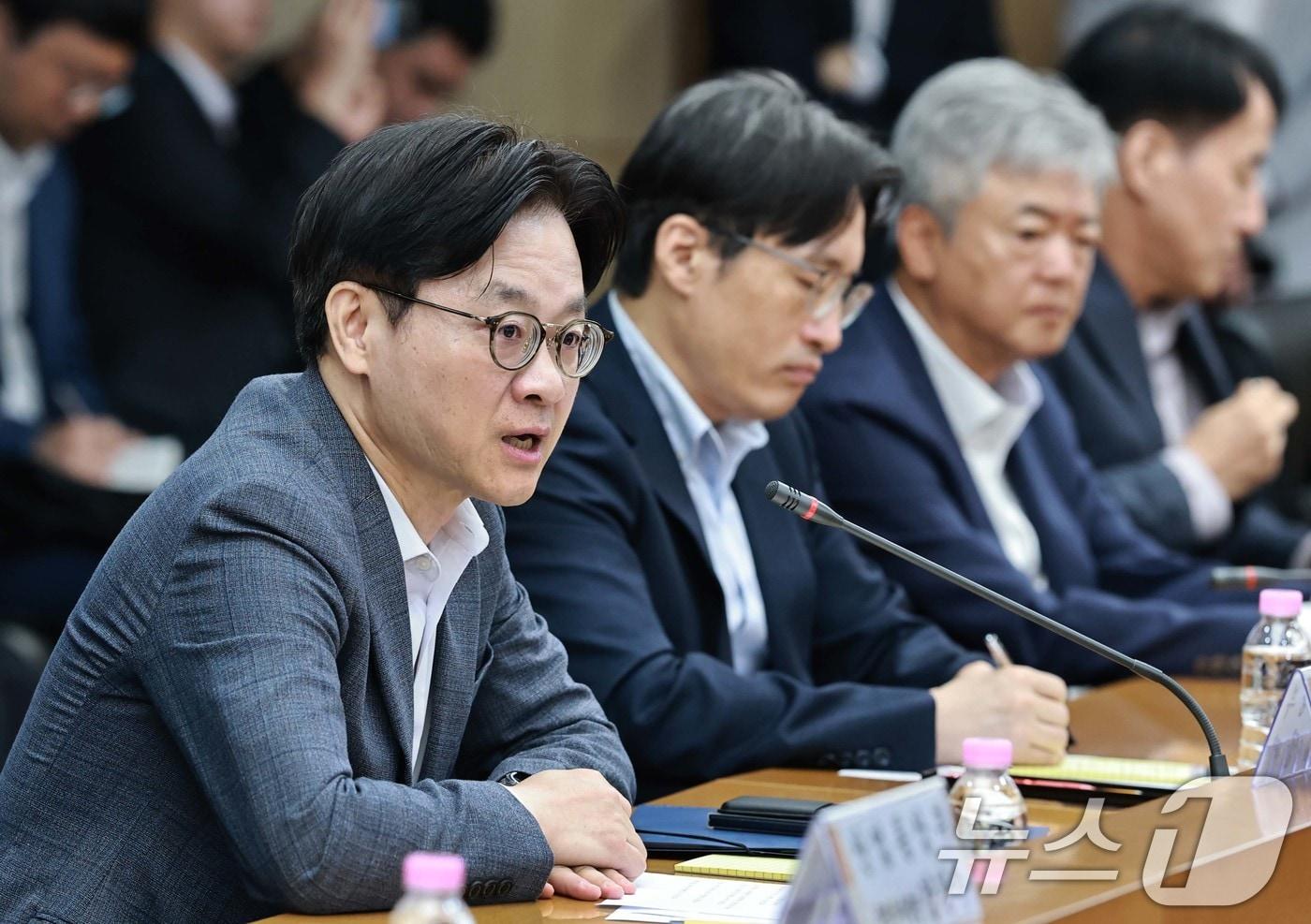 본문 이미지 - 김정관 산업통상부 장관이 24일 서울 종로구 한국무역보험공사에서 열린 유통플랫폼 및 수출지원기관 업무협약 체결식에서 인사말을 하고 있다. (산업통상부 제공, 재판매 및 DB금지)2026.6.24 ⓒ 뉴스1